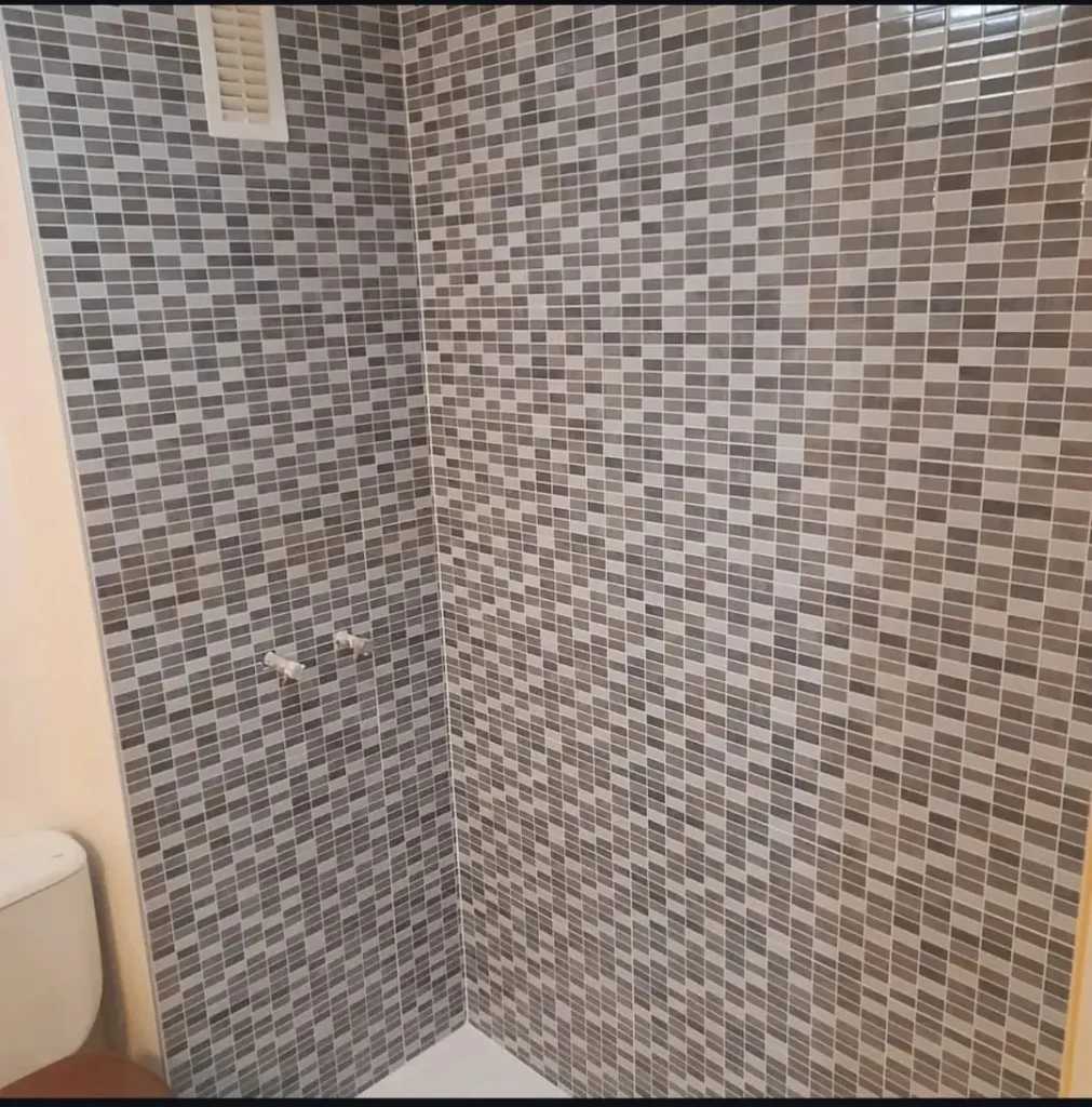 Alicatado de pared con mosaico (después)
