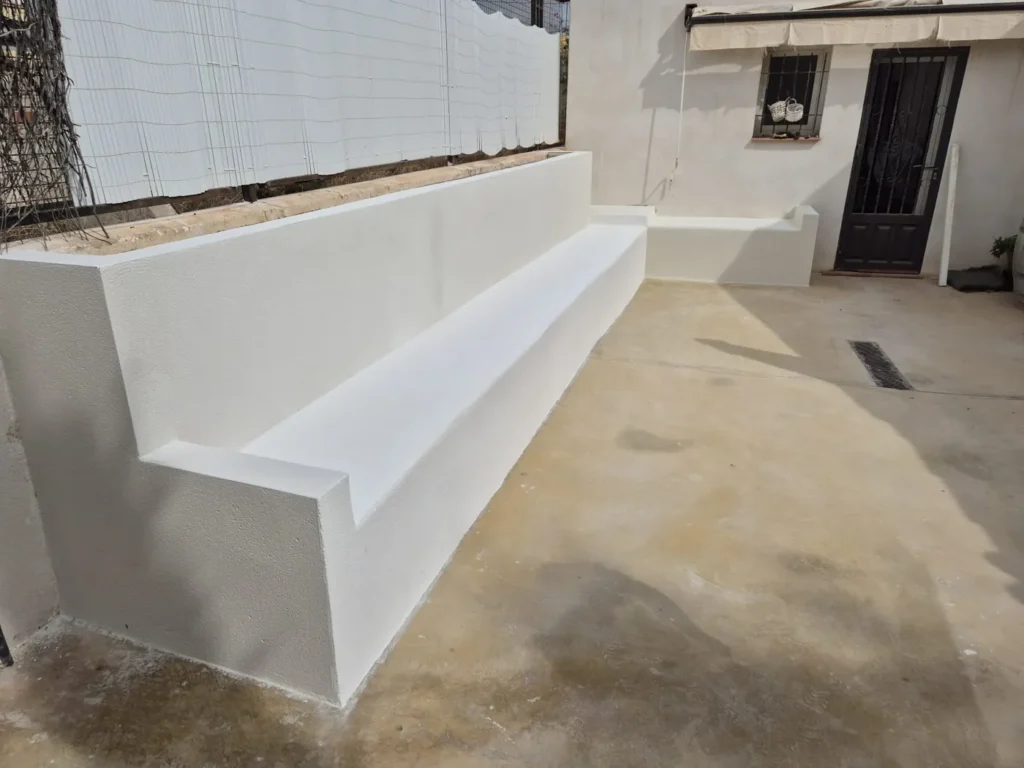 Banco de obra con macetero en terraza