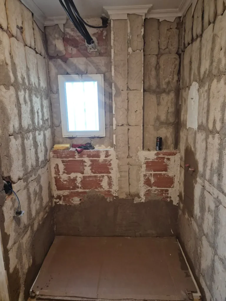 Ducha nueva con hornacina, desde el ladrillo (antes)