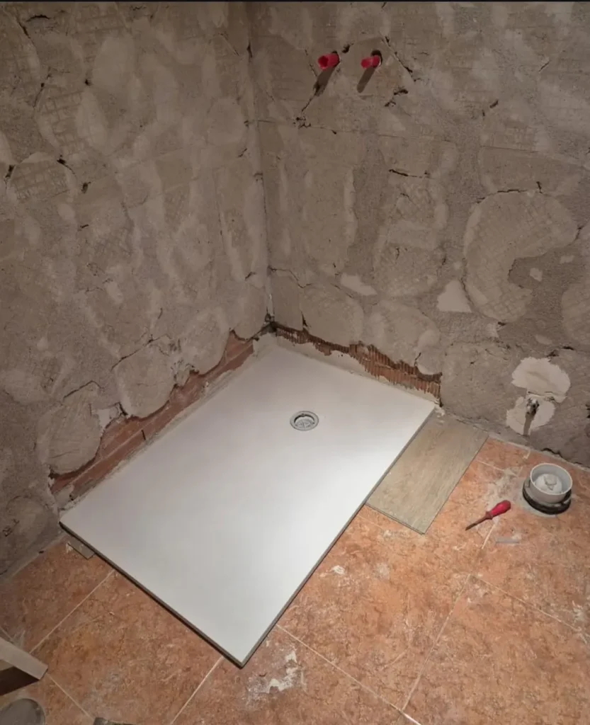 Baño reformado con plato de ducha y mampara (antes)