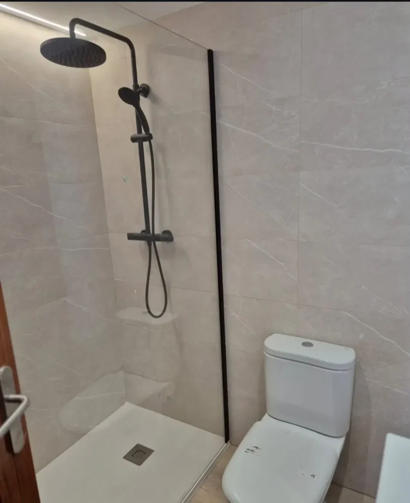 Baño reformado con plato de ducha y mampara (después)