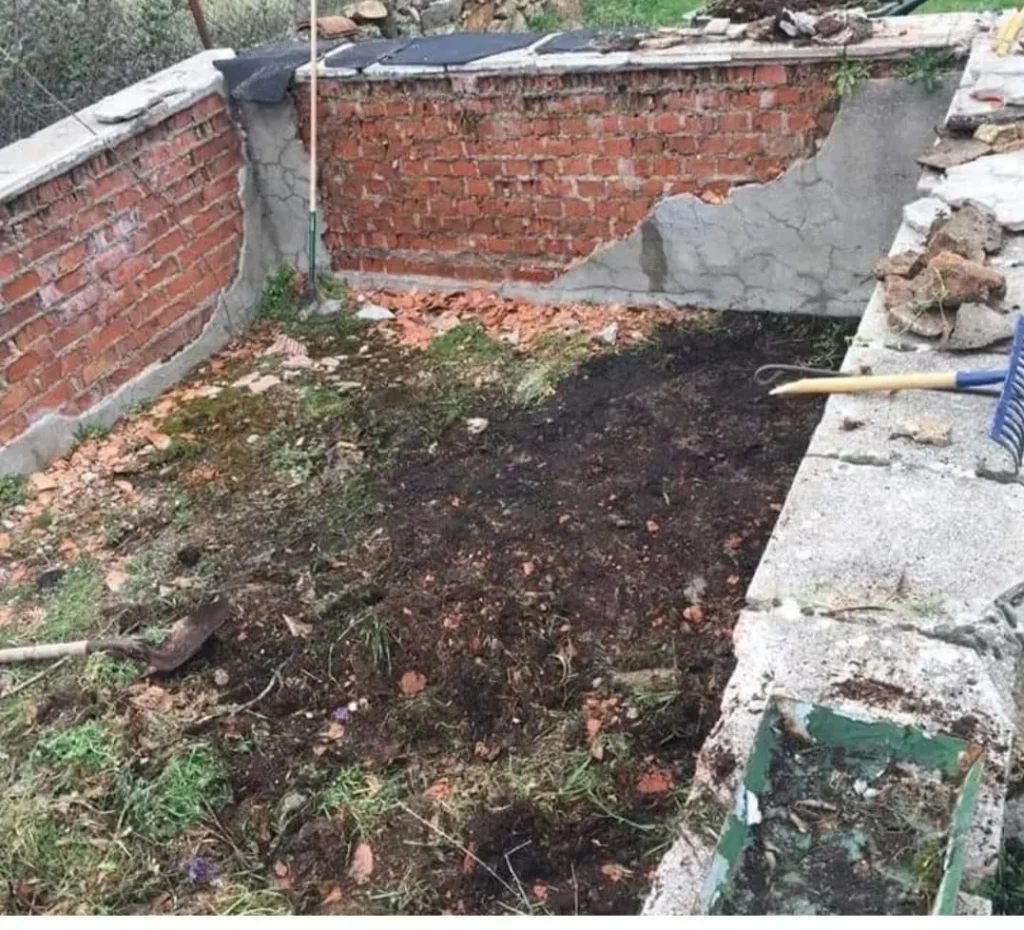 Construcción de piscina en jardín (antes)
