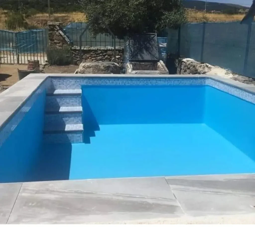Construcción de piscina en jardín (después)