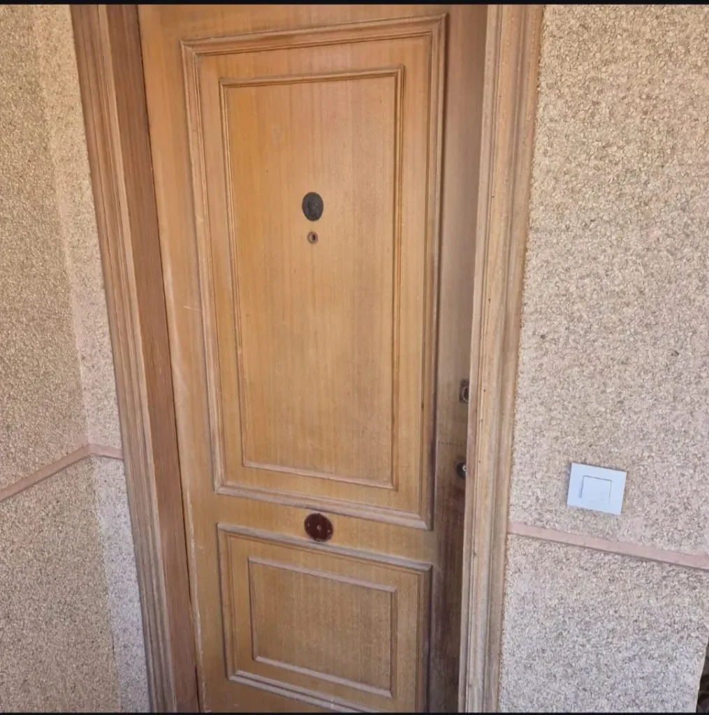 Puerta de madera restaurada y barnizada (antes)