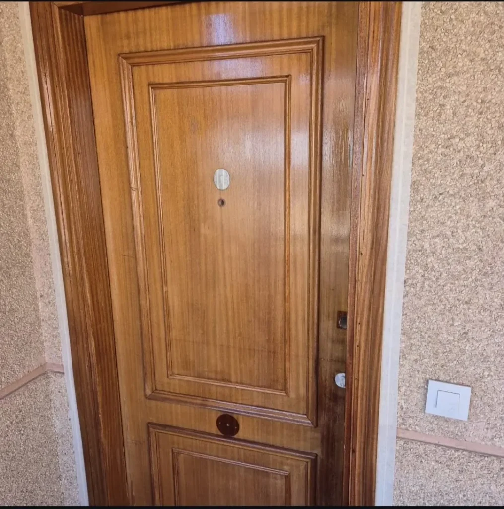 Puerta de madera restaurada y barnizada (después)