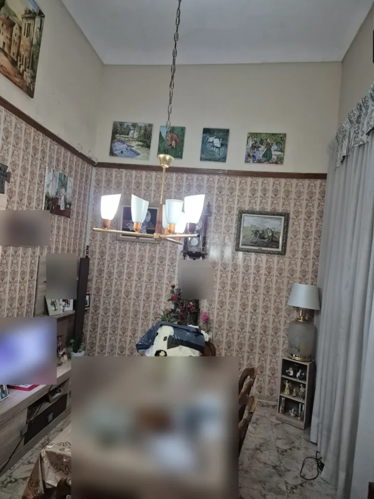 Salón sin papel pintado, con paredes lisas y pintadas (antes)