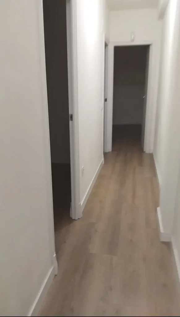 Suelo laminado en pasillo